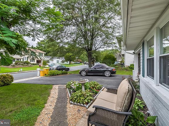 3rd image of 987 Sunny Ct