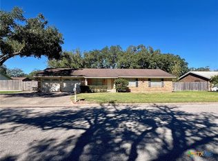 1010 Virginia St, Edna, TX 77957