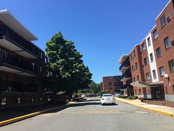 4th image of 600 Governors Dr Unit 600-28