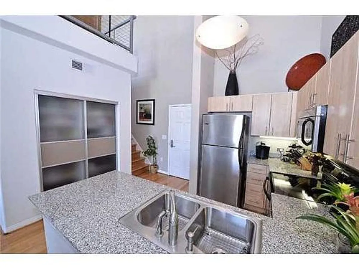 Building Photo - 1642 7th Ave #527