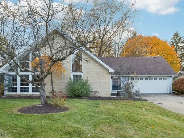 221 Greenbriar Dr, Aurora, OH 44202