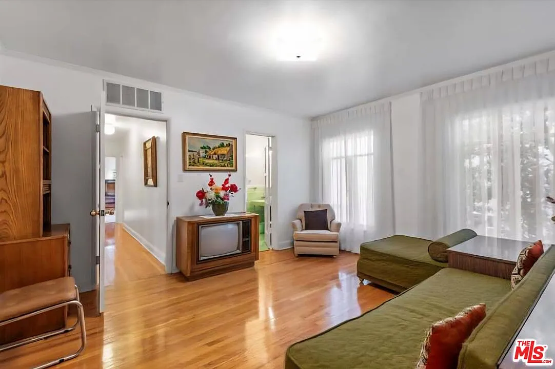 3 bed, 2100 sqft, $6,400 — Photo 3