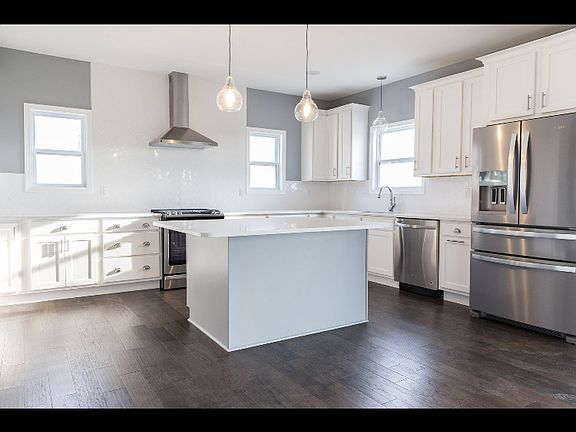 4th image of 152 Oakshire Dr E
