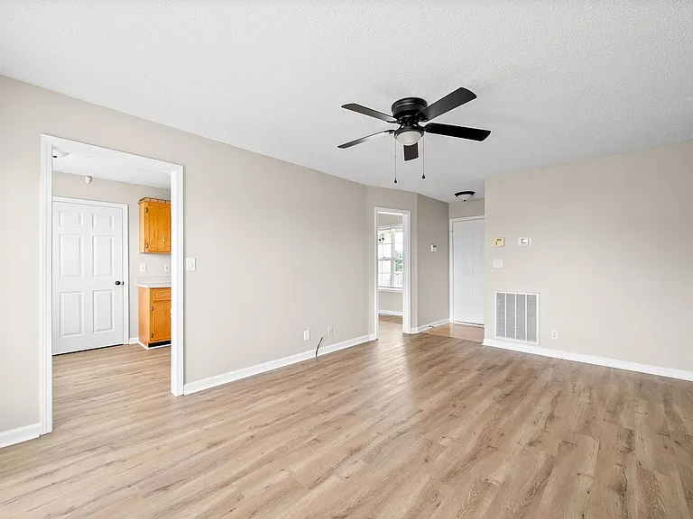 704 Shetland Dr — Photo 7