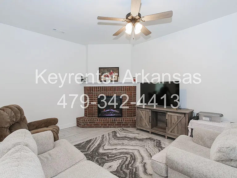 1605 Emma St — Photo 3