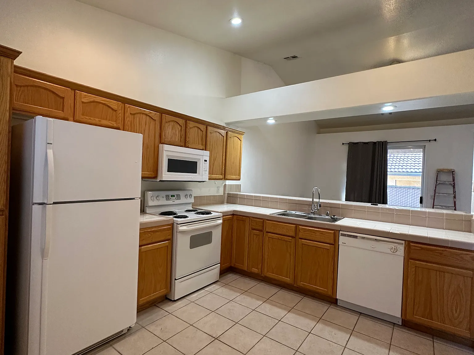 2 bed, 980 sqft, $1,275 — Photo 2