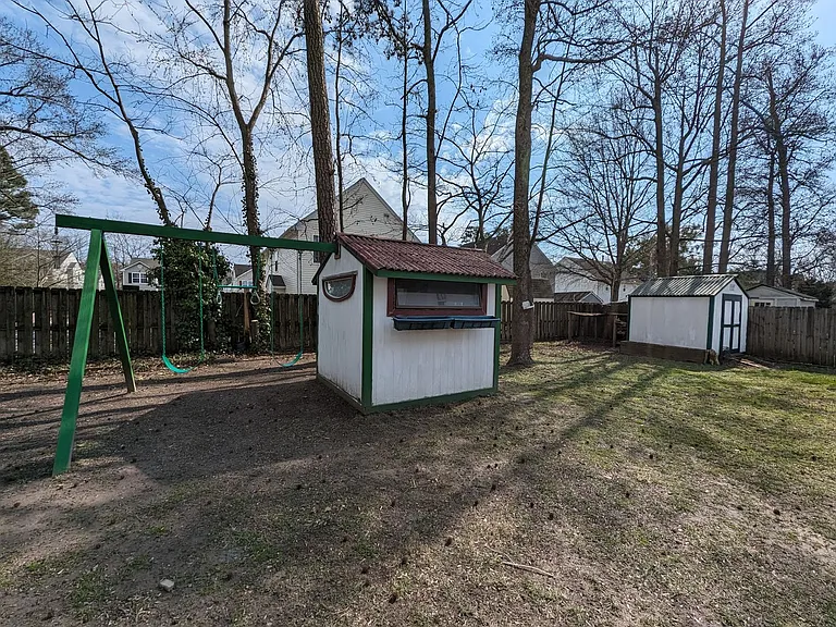 204 Burgundy Rd — Photo 15