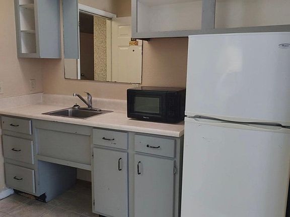 4th image of 7071 103rd St #6