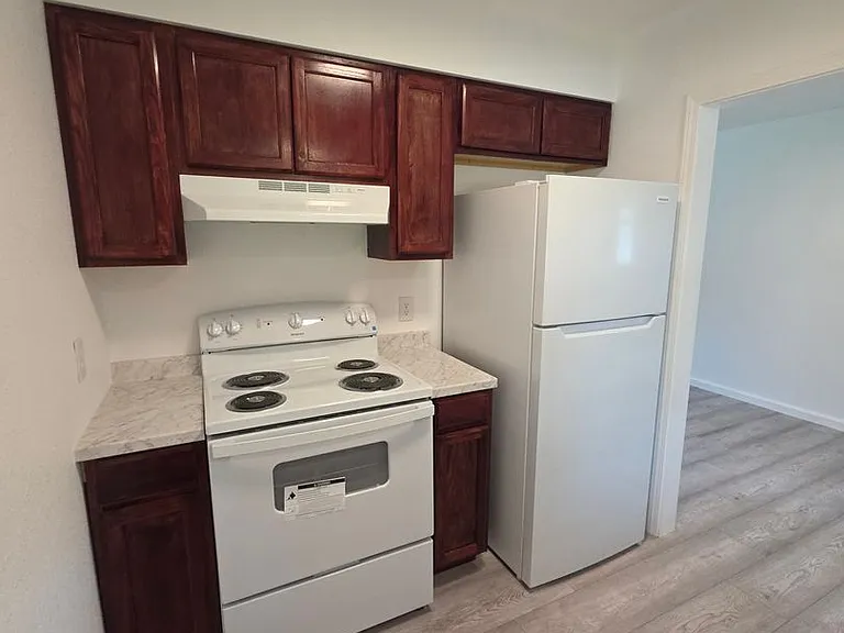 1300-1306 N Greenwich Ave — Photo 10