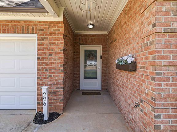 4th image of 226 Glen Crest Dr
