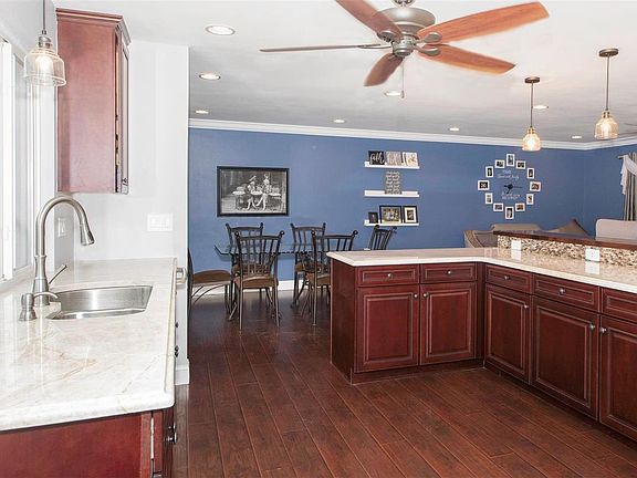 5th image of 10118 Hilltop Dr