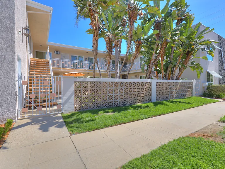4808 Riverton Ave #7 — Photo 1