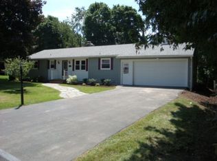 8 Kenmont Dr, Camillus, NY 13031