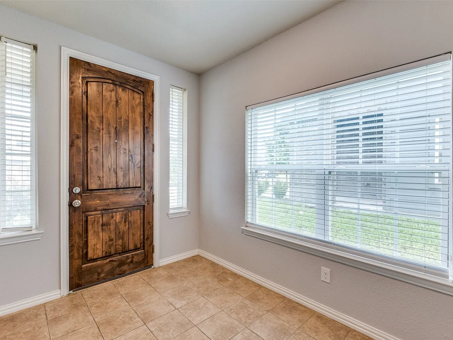 3 bed, 2.5 bath, 2015 sqft, $2,400 — Photo 2