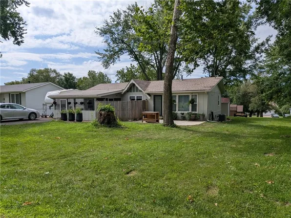 705 Park St, Oskaloosa, KS 66066
