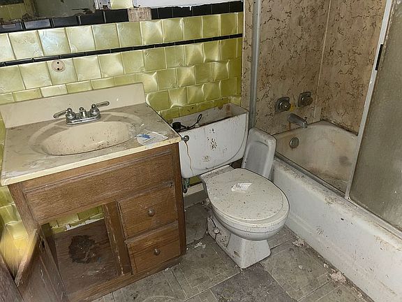 5th image of 118 Logan Ave