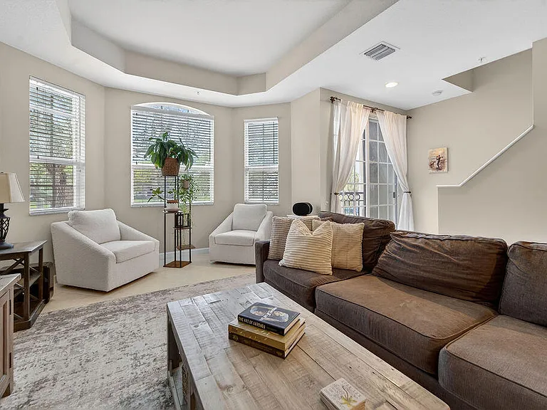 11860 Valencia Gardens Ave — Photo 5