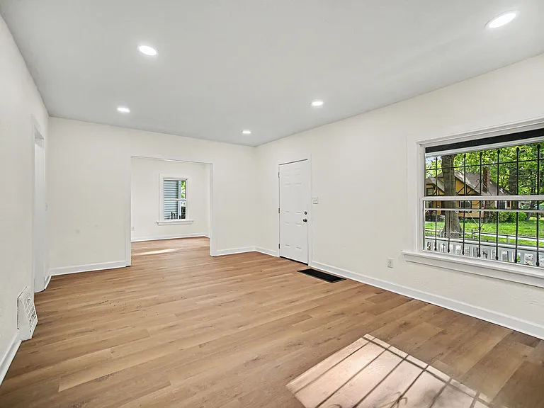5638 Woodland Ave — Photo 12