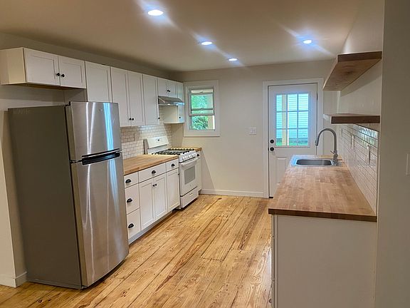 3rd image of 7 Roman Dr #4