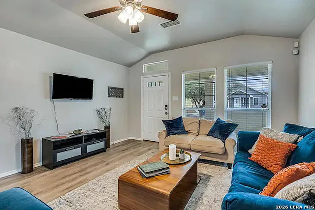 3 bed, 2.0 bath, 1192 sqft, $2,200 — Photo 4