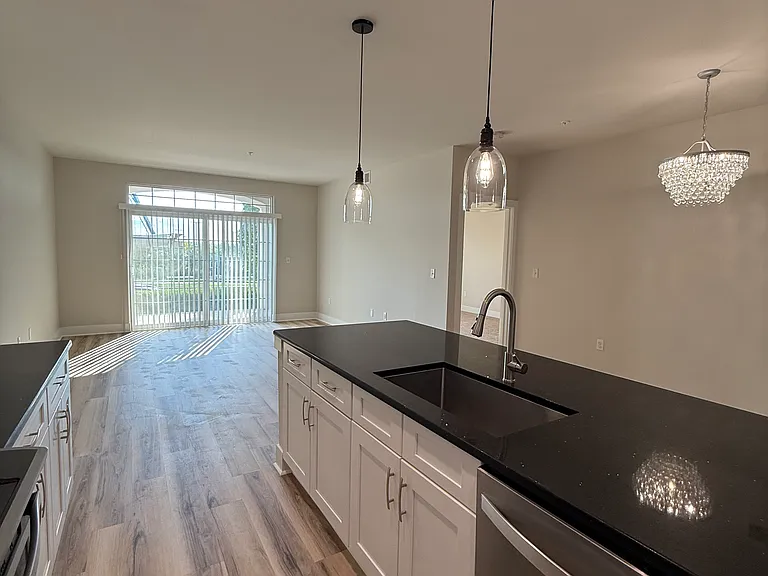 1 Bed, 1 Bath - 1,050 sqft