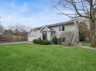 904 W Woodland Rd, Lake Bluff, IL