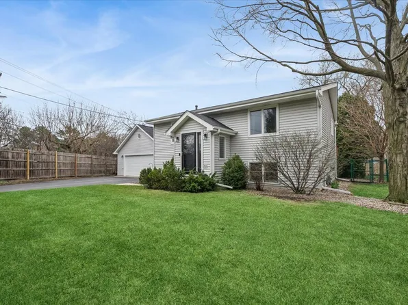 904 W Woodland Rd, Lake Bluff, IL 60044