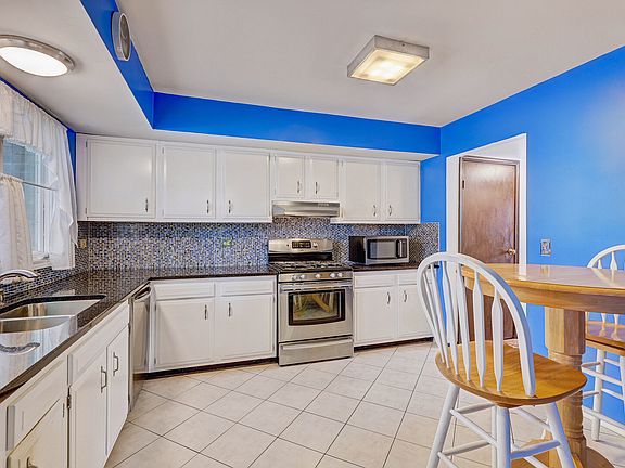 4th image of 330 Elmwood Ln
