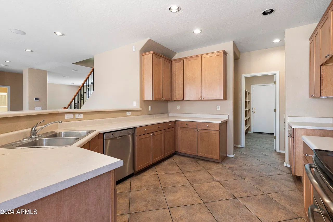 5 bed, 2882 sqft, $2,700 — Photo 4