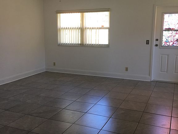 5th image of 1801 Bedford Ln APT 28