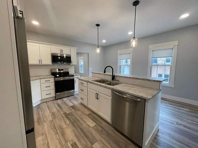 203 Warren Ave SE — Photo 3