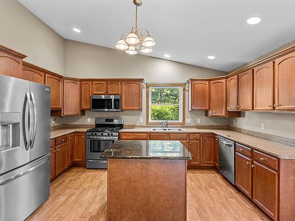 5th image of 1010 WOODLAND COURT
