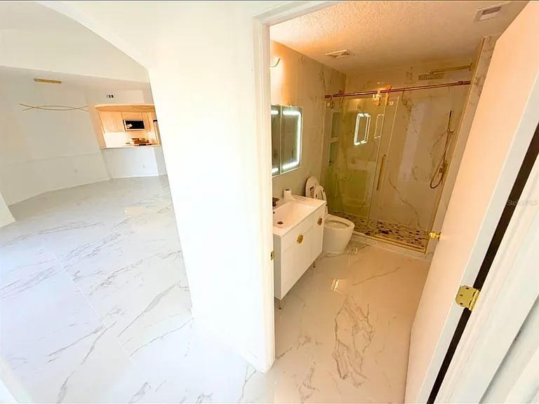 5560 Metrowest Blvd — Photo 13