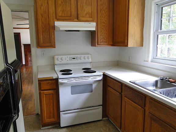 2nd image of 106 Pine St