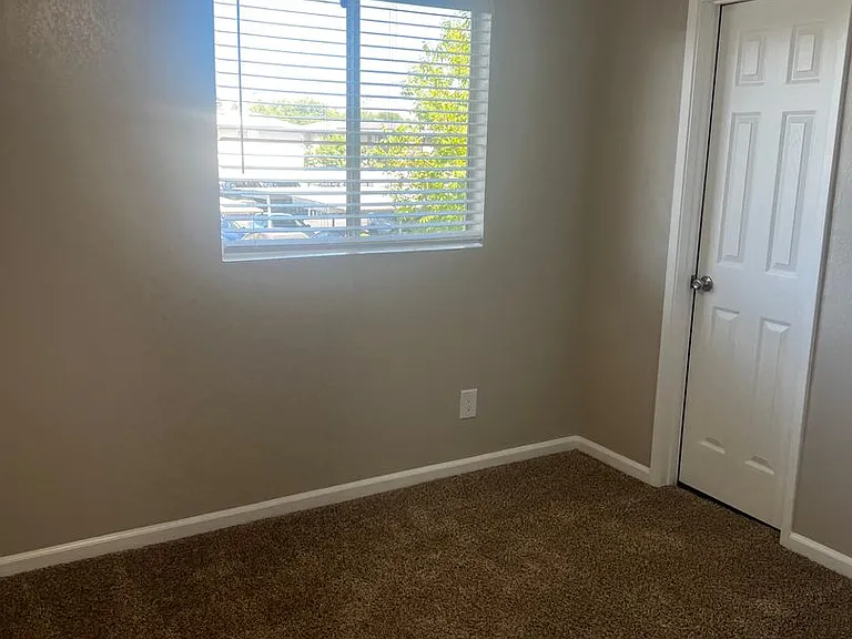 Meadowbrook Apartments — Photo 11
