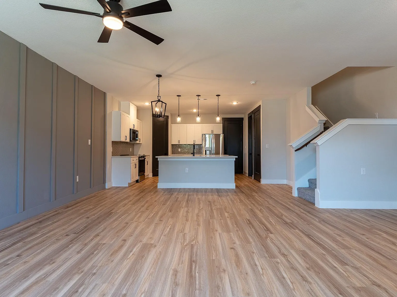 3 bed, 3.5 bath, 1962 sqft, $2,200 — Photo 2