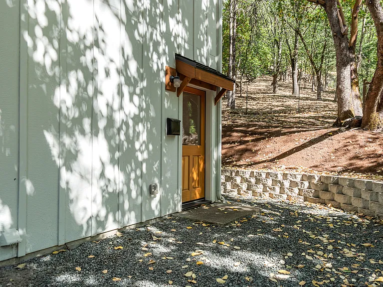 459 Hudson Ln — Photo 3