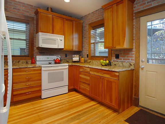 Kitchen: 11'X11' 