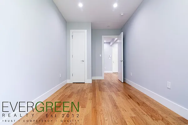 Rented by Evergreen Apartments BK | media 9