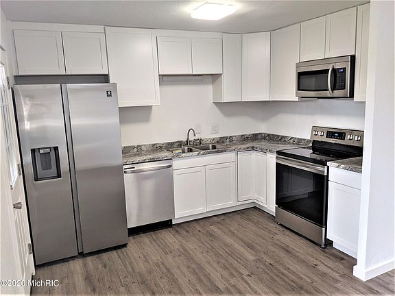 5th image of 702 E Broadwell St