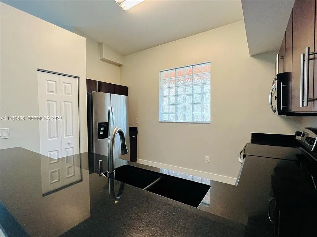2 bed, 2.0 bath, 1154 sqft, $2,400 — Photo 3