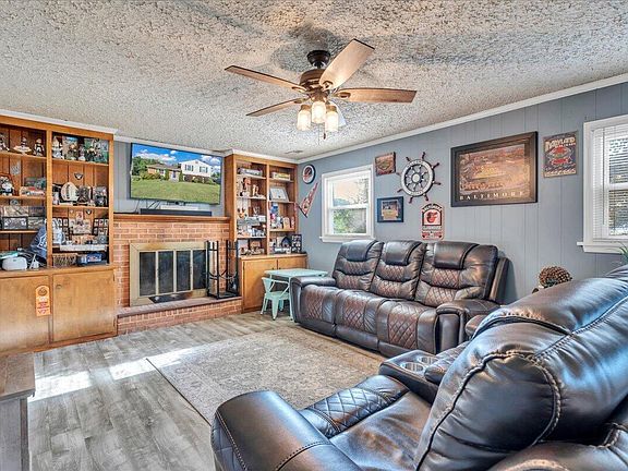 4th image of 322 Crofton Dr
