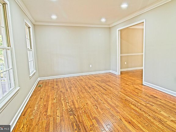 4th image of 8157 Poplar Grove Dr