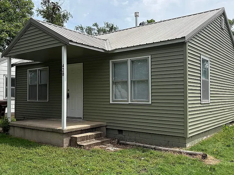 428 N Clayton Ave — Photo 1