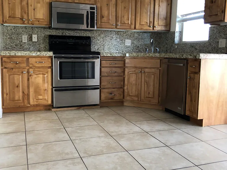 2565 E Yermo Ave — Photo 7