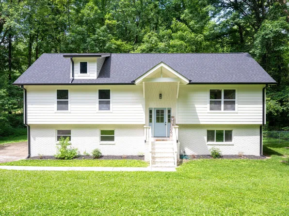 1305 Aswan Dr, Signal Mountain, TN 37377