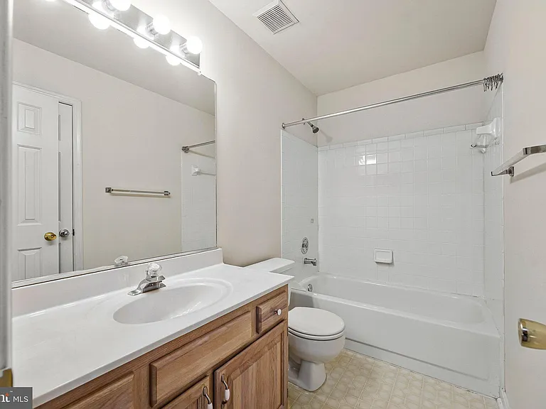 7059 Kings Manor Dr — Photo 22