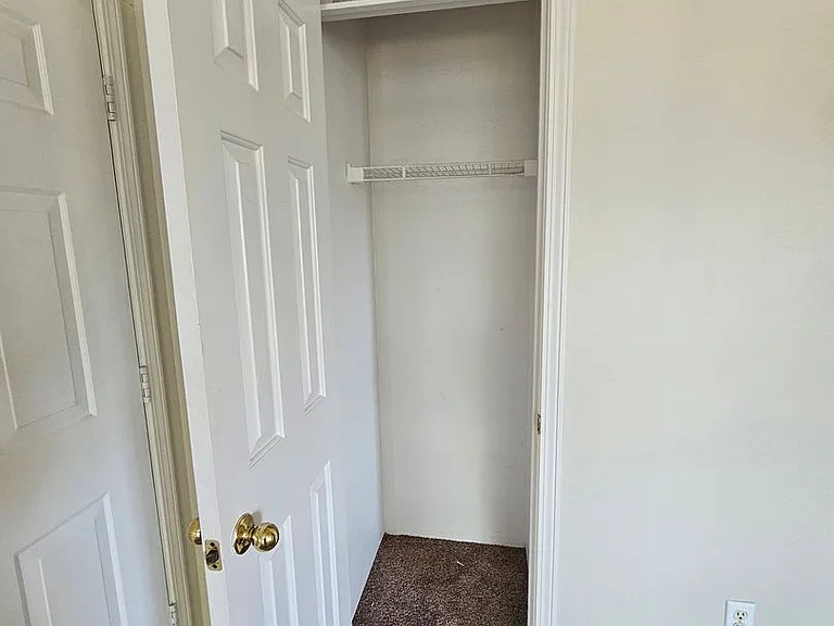 300 Indian Trail Ct — Photo 4