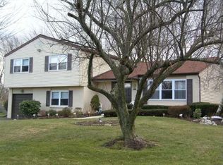 27 Rotterdam Rd W, Holland, PA 18966