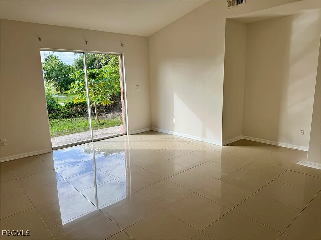 3 bed, 2.0 bath, 1216 sqft, $1,900 — Photo 2